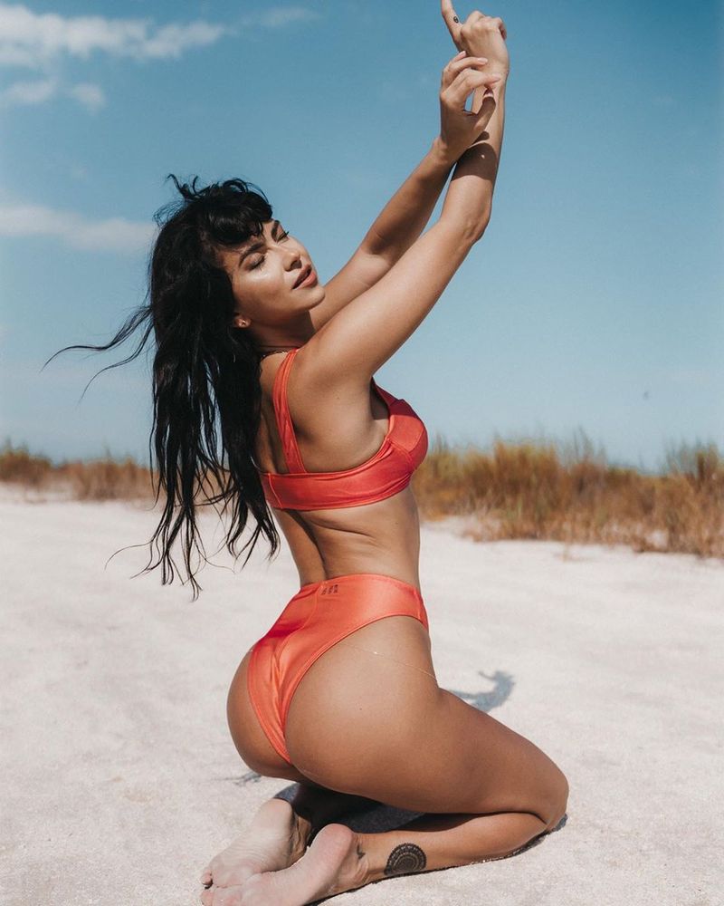 Deliric o mușcă de posterior pe Inna