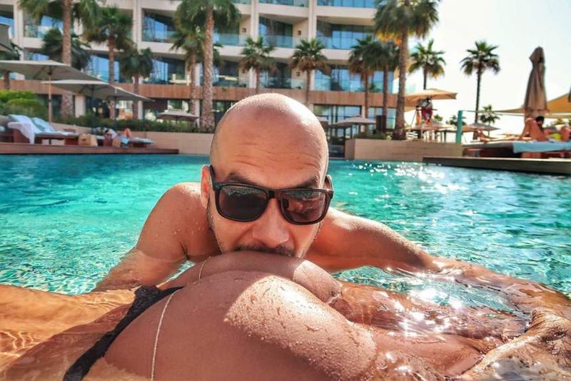 Deliric o mușcă de posterior pe Inna