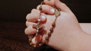 O femeie din Constanța a fost fugărită de o haită de câini în cimitir rugaciune