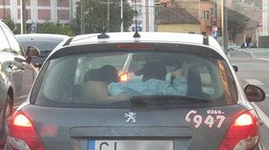 Un copil transportat pe haionul unei mașini aflate în mers