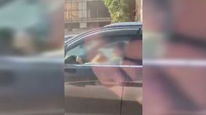 Femeia își alăpta bebelușul la volan, în loc să tragă pe dreapta