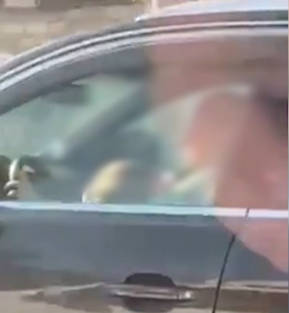 Femeia își alăpta bebelușul la volan, în loc să tragă pe dreapta
