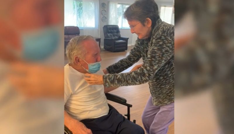 Momentul emoționant &icirc;n care doi v&acirc;rstnici se revăd după 215 zile