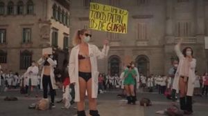 VIDEO Medicii din Spania au ajuns la capătul răbdării! Au ieșit în stradă și s-au dezbrăcat în semn de protest! „E un maraton şi are efecte la nivel psihologic”