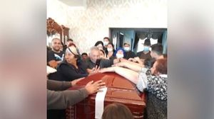 Mort de Covid-19, înmormântat cu priveghi