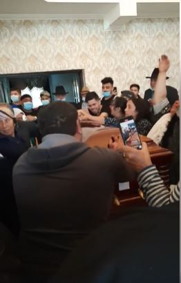 Mort de Covid-19, înmormântat cu priveghi