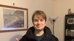 Fotografii virale pe internet! Băiatul din imagini a purtat timp de șase luni o geacă primită de la bunica lui, înainte să observe un mesaj ascuns în buzunarul de la piept