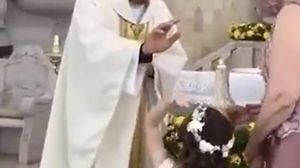 Fetița a vrut să dea palma cu preotul, în timp ce era binecuvântată Fetița a vrut să dea palma cu preotul, în timp ce era binecuvântată