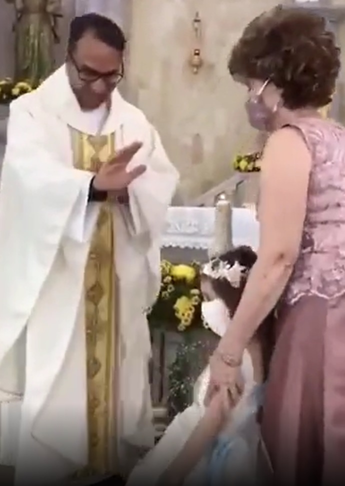 Fetița a vrut să dea palma cu preotul, în timp ce era binecuvântată Fetița a vrut să dea palma cu preotul, în timp ce era binecuvântată