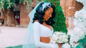 Ruby în rochie de mireasă