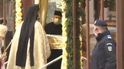 Pelerinajul de Sfântul Dimitrie cel Nou, sub semnul pandemiei de COVID-19! Mii de persoane s-au înghesuit la moaște