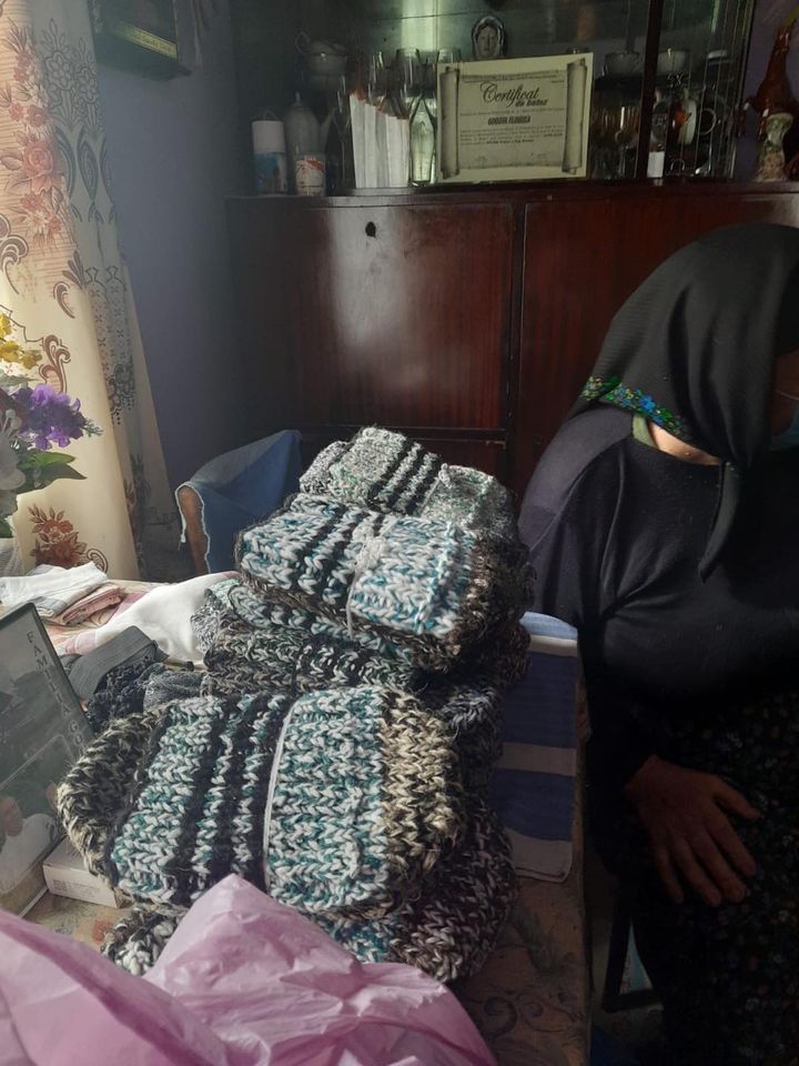 O bătrână a împletit 40 de perechi de ciorapi de lână