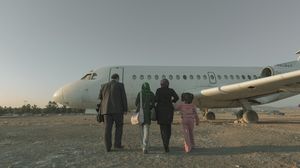 13 femei umilite în aeroport, după ce un bebeluș a fost găsit în baia avionului