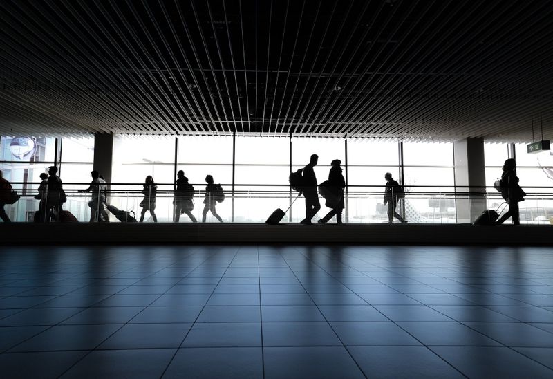 13 femei umilite în aeroport, după ce un bebeluș a fost găsit în baia avionului