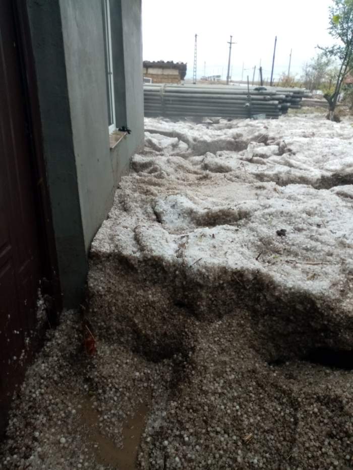 Un sat din Constanța, acoperit de grindină