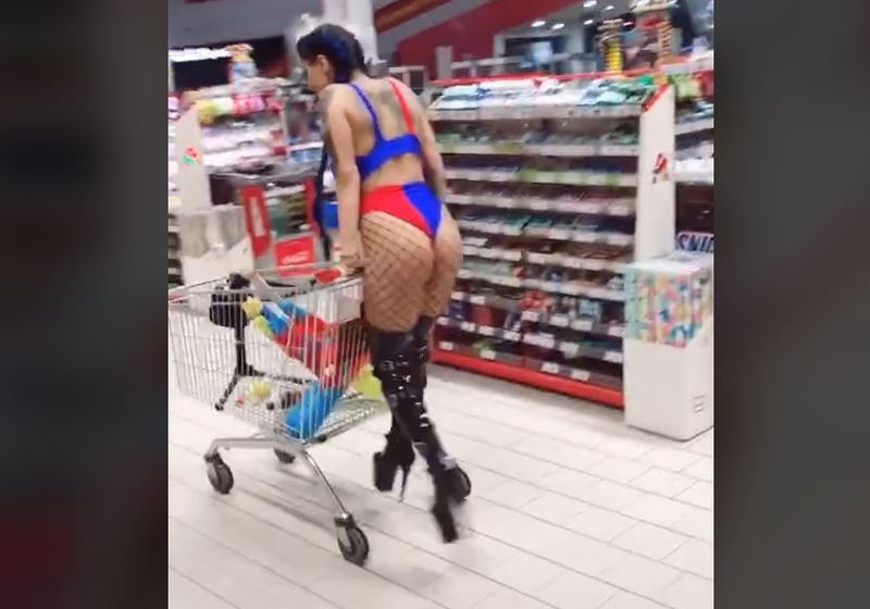 Bruneta goala la cumparaturi a ajuns pe TikTok goala la cumparaturi