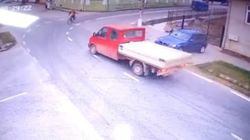 Momentul când un biciclist este lovit de o autoutilitară, la Petrești. Bărbatul a murit la spital