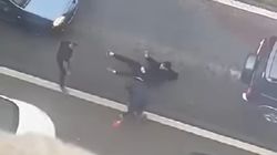 Imagini șocante. Un tânăr este snopit în bătaie și nimeni nu intervine. Scandalul ar fi pornit într-un bar și s-a mutat în stradă
