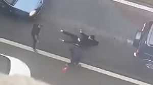 Un tânăr este snopit în bătaie și nimeni nu intervine