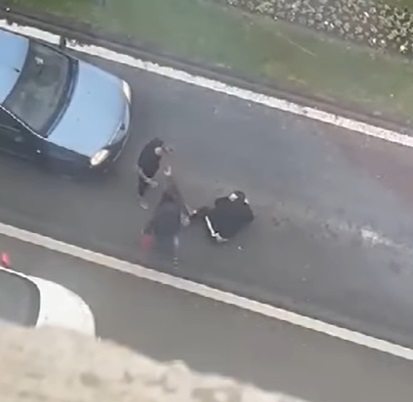 Un tânăr este snopit în bătaie și nimeni nu intervine