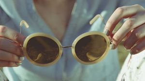 Ce tip de ochelari poți purta în funcție de forma feței?