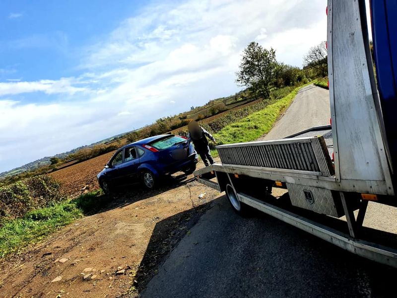 Doi îndrăgostiți s-au retras pe un câmp, unde au petrecut noaptea în mașină Doi îndrăgostiți s-au retras pe un câmp, unde au petrecut noaptea în mașină
