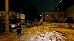 Imagini de la fața locului O parte dintr-o clădire din Centrul Capitalei s-a prăbușit