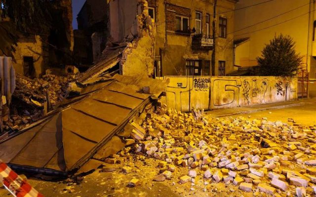 Imagini de la fața locului O parte dintr-o clădire din Centrul Capitalei s-a prăbușit