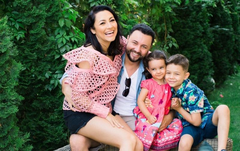 Eva și David muncesc pentru bănuții lor