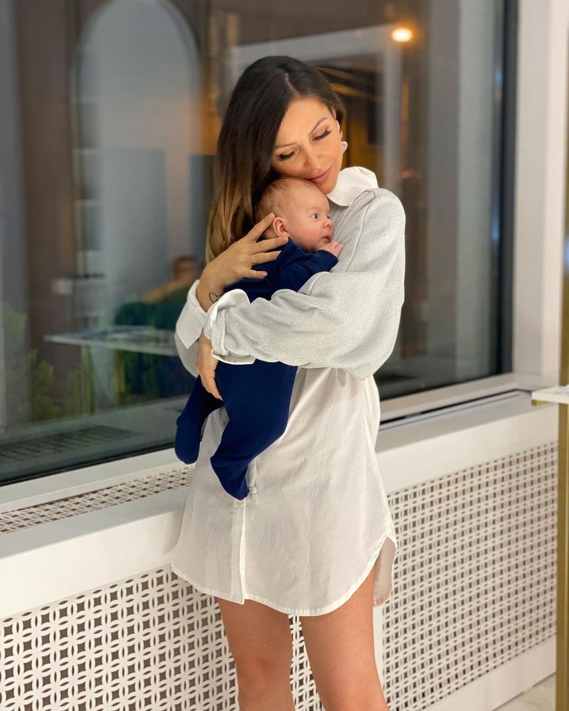 Nicoleta Dragne &icirc;mpreună cu băiețelul ei