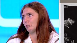 Vulpița în lacrimi la televizor