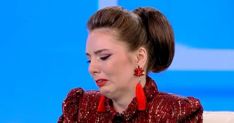 Vulpița &icirc;n lacrimi la televizor