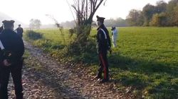 Un tânăr de 22 de ani a fost găsit mort și abandonat pe un câmp