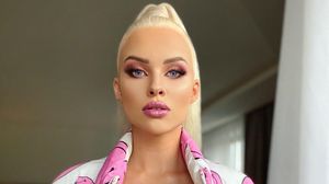 Tânara care seamană cu o păpușă Barbie
