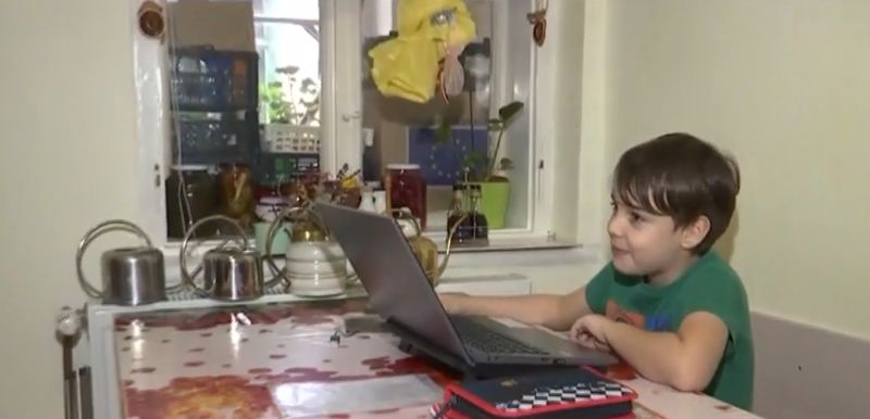 Familiile numeroase consideră lecțiile online o provocare