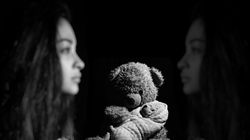 VIDEO. O minoră și o altă tânără de 20 de ani, amenințate cu sabia și sechestrate de niște clienți într-un apartament