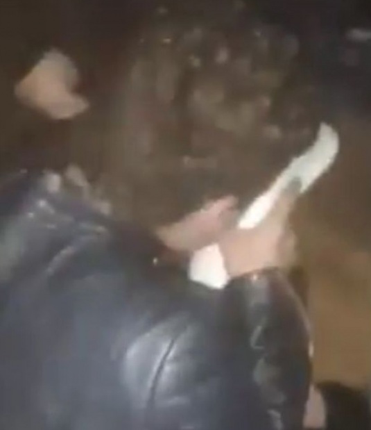 Băiat bătut și umilit de două fete