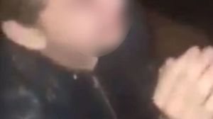 Băiat bătut și umilit de două fete