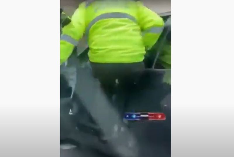 Cum a încercat un polițist să oprească un șofer pus pe fugă