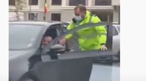 Cum a încercat un polițist să oprească un șofer pus pe fugă
