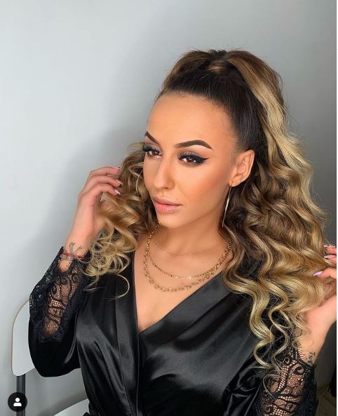 Mary vrea un nas mic