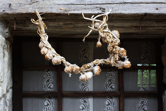 De ce se pune usturoi la geamurile casei de Sf. Andrei