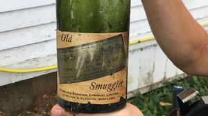Una dintre sticlele de whisky găsite în casă 