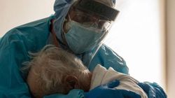 Fotografia emoționantă despre care vorbește toată lumea. Doctorul a muncit 252 de zile consecutive