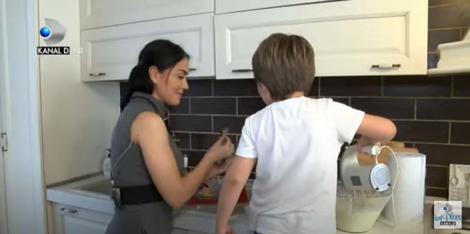 David și Andreea Mantea, în bucătărie David i-a pregătit un cadou impresionant mamei sale