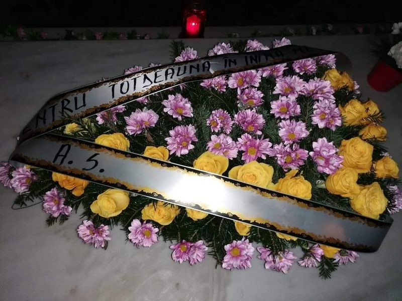 Coroana care ”n-a mai avut loc” era semnată A.B. cornel gales parastas