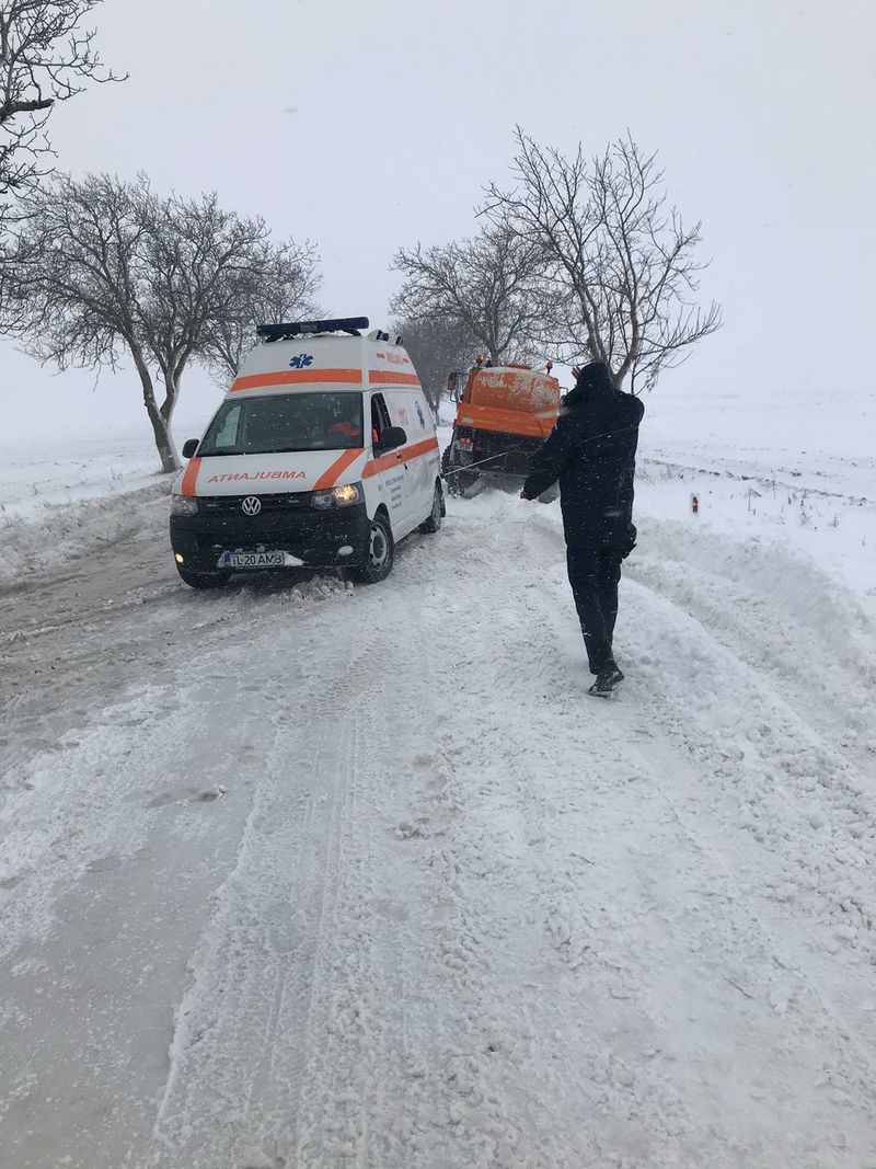 O ambulanță care transporta o femeie însărcinată a rămas blocată în nămeți