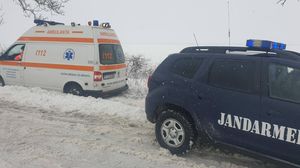O ambulanță care transporta o femeie însărcinată a rămas blocată în nămeți