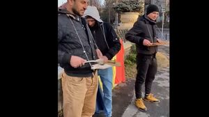 Protest de Ziua Națională la Cotroceni. Protestatarii i-au cerut demisia Președintelui României și i-au bătut toaca