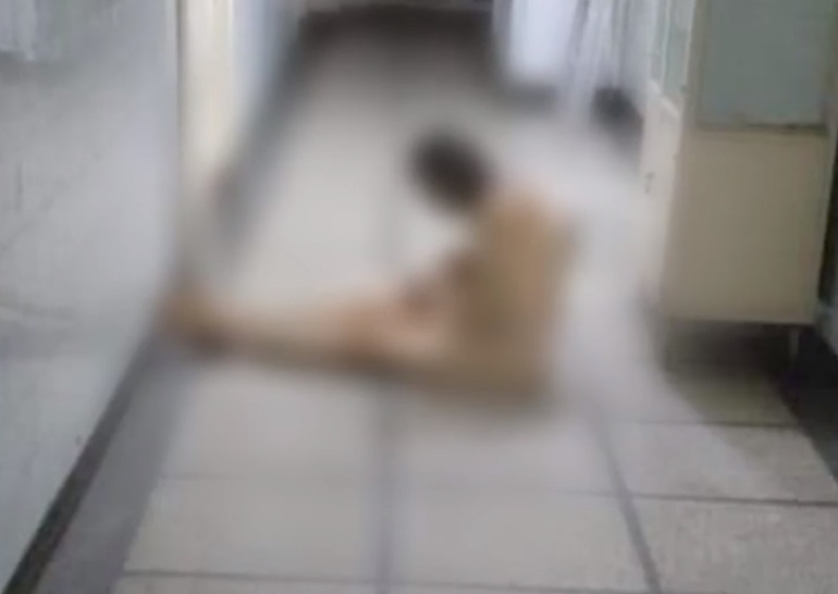 Pacienți dezbrăcăți și lăsați pe holurile spitalului